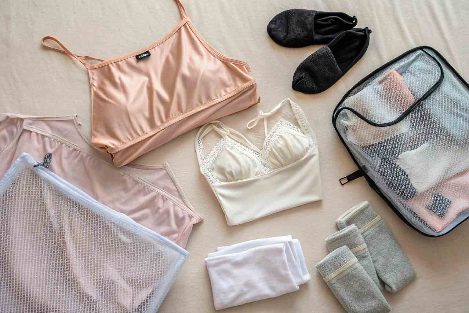 Collezione di articoli adatti ai sacchi per biancheria in rete come lingerie, calze, abbigliamento attivo