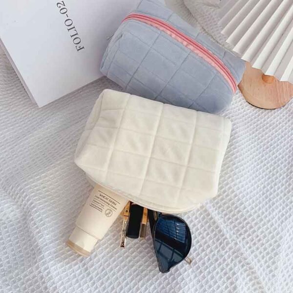 Wholesale Custom Velvet Makeup Pouches - Image 3