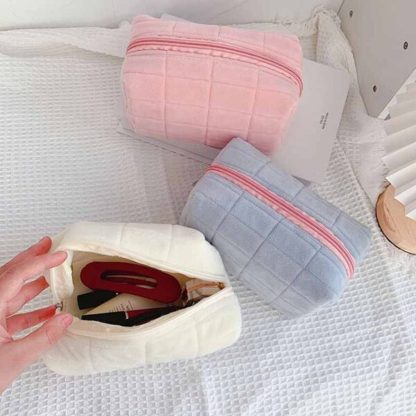 Wholesale Custom Velvet Makeup Pouches - Image 4