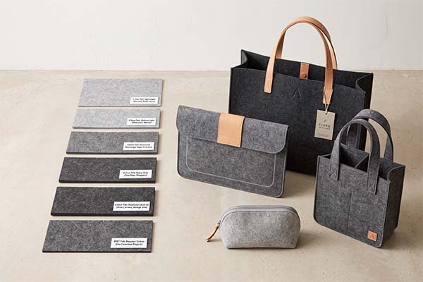 A material guide for felt bags featuring a tote, laptop sleeve, and pouch alongside labeled rectangular felt swatches from 1.5mm lightweight to 5.0mm premium and an RPET recycled option.