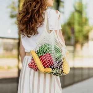 girl carry the cotton mesh bag